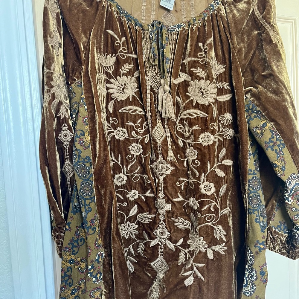 Embroidered chocolate brown top 🤠